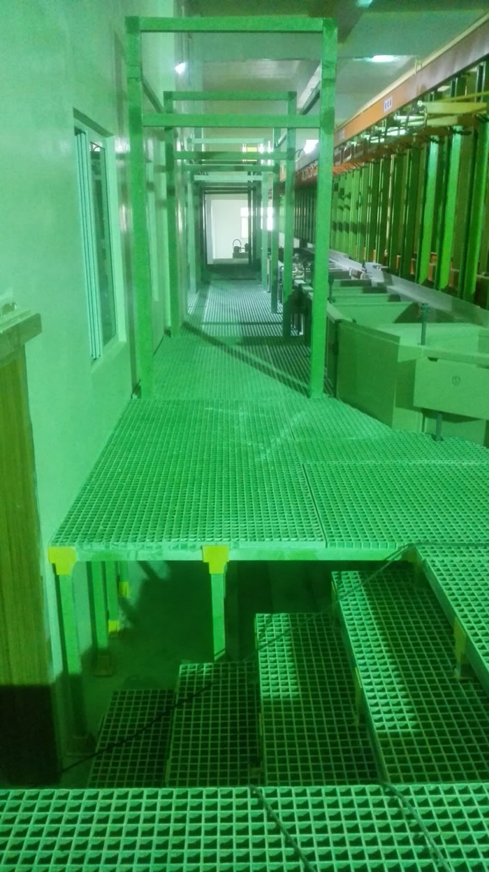 我司圓滿完成廣東清遠新野衛(wèi)浴公司電鍍平臺項目玻璃鋼格柵、玻璃鋼橋架安裝(圖1)